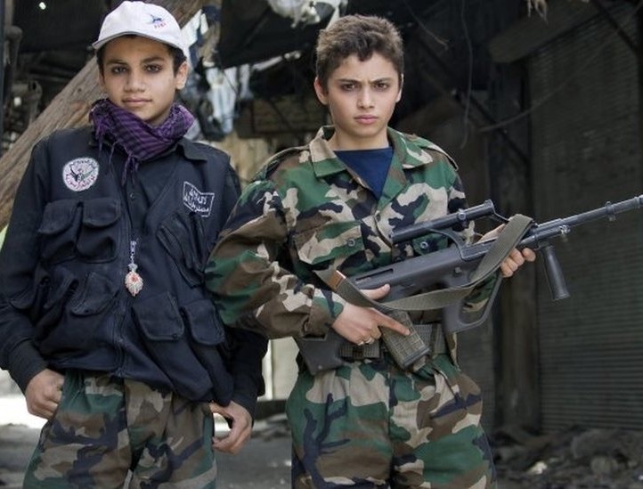 هيومان رايتس ووتش: إيران تجند أطفالا أفغانا للقتال في سوريا