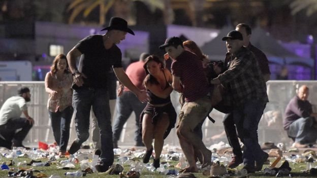 قتل أكثر من 59 شخصا على الأقل ونقل 515 أشخاص إلى المستشفى بعد حادث لإطلاق النار الذي جرى في حفل موسيقي في مدينة لاس فيغاس الأمريكية.