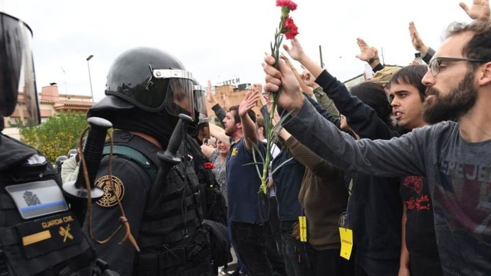 حاولت الشرطة الإسبانية منع إجراء الاستفتاء