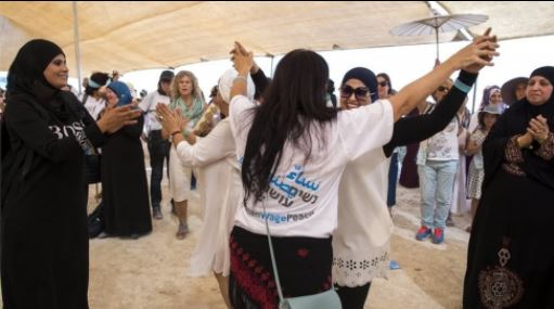 آلاف النساء الفلسطينيات والإسرائيليات يشاركن بمسيرة من اجل السلام