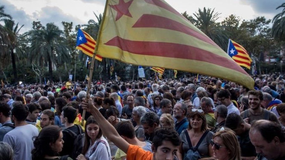متظاهرون تجمعوا في برشلونة لسماع خطاب كارلس بوجديمون