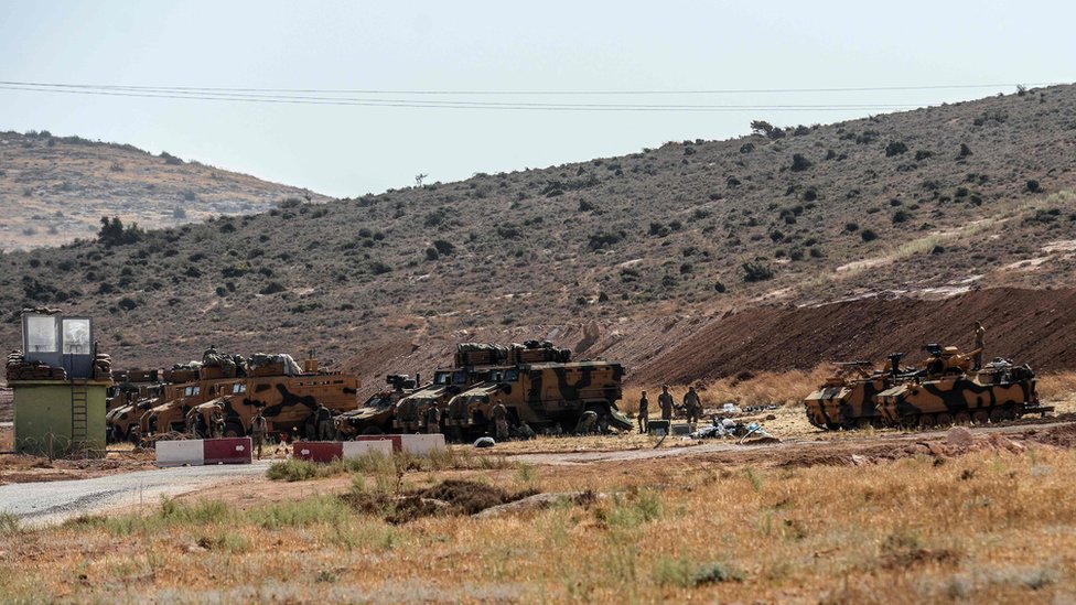 مركبات عسكرية تركية قرب الحدود مع سوريا