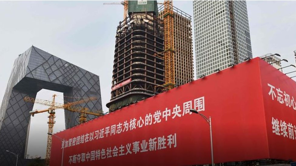 شوارع بكين امتلأت برسائل الحزب الشيوعي الحاكم بمناسبة انطلاق المؤتمر
