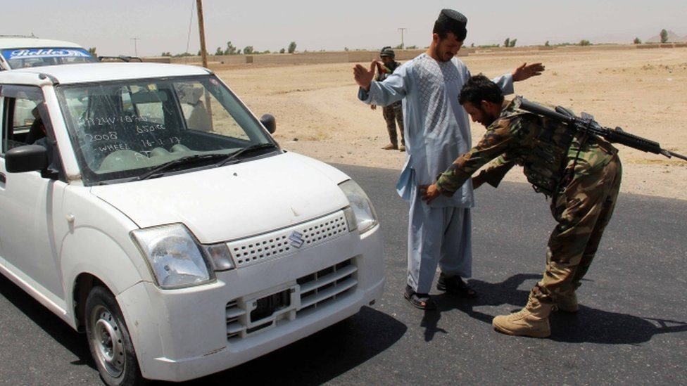 جنود من الجيش الأفغانى يفتشون أشخاصا عند نقطة تفتيش بعد الهجوم الانتحارى الأخير