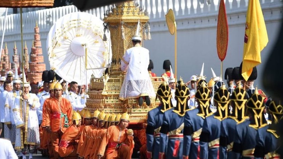 مئات الآلاف في تايلاند خرجوا إلى الشوارع لوداع الملك الراحل