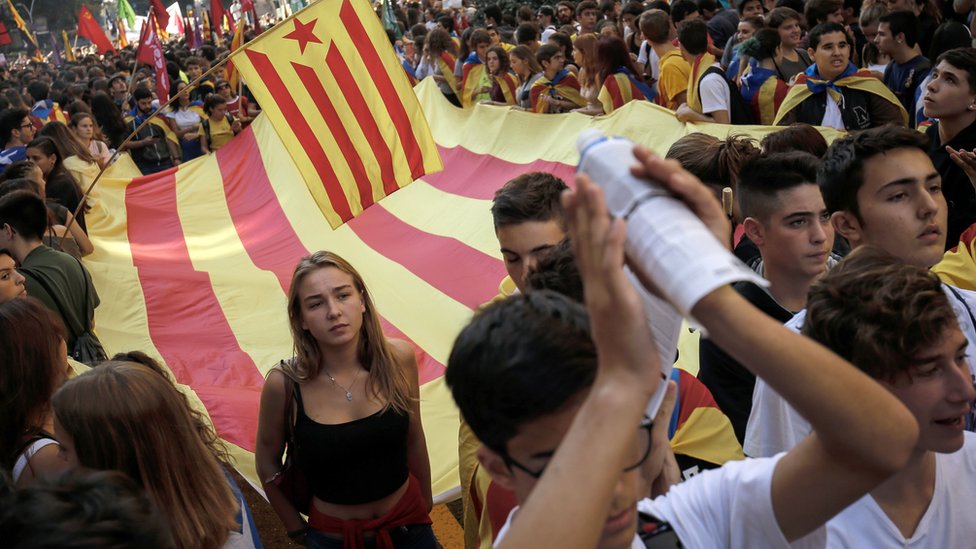 مؤيدون للانفصال يتظاهرون في برشلونة