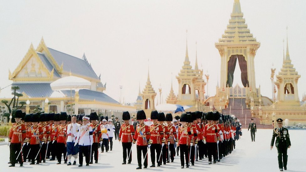 تايلاند تدفن بقايا ملكها وسط ترقب لمستقبل البلاد السياسي