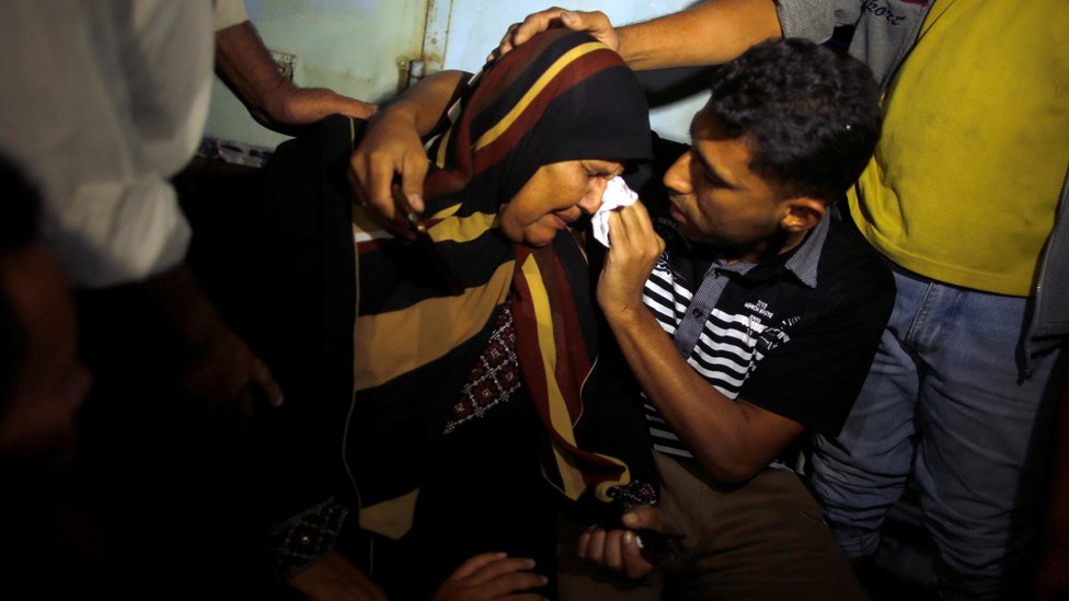 أقارب ضحايا القصف في مستشفى بغزة