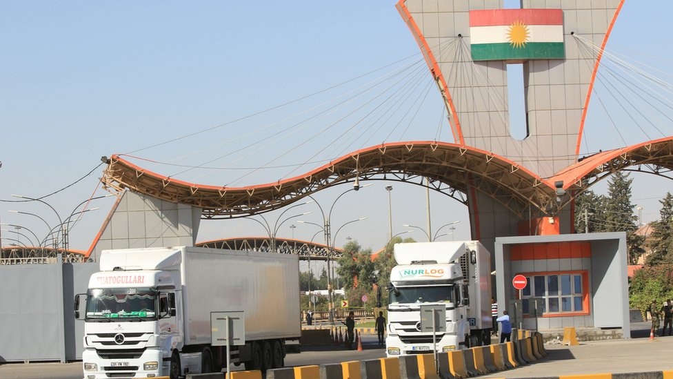 شاحنات معبأة بالبضائع تمر عبر معبر إبراهيم الخليل في كردستان العراق