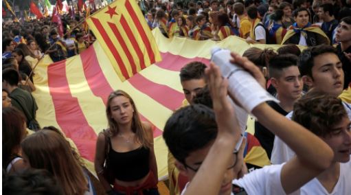 رئيس كتالونيا يؤجل خطابا مرتقبا وسط مظاهرات في برشلونة