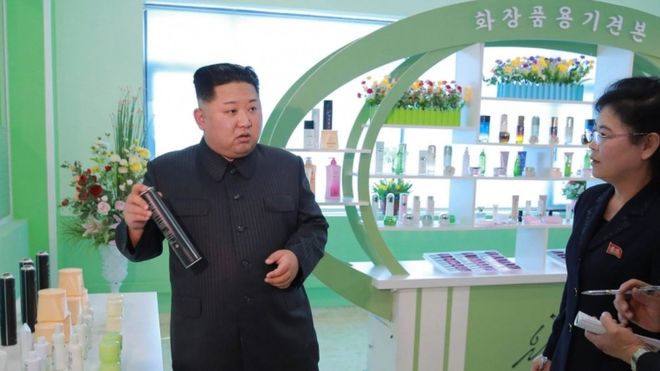 زعيم كوريا الشمالية وزوجته يزوران مصنعا لمستحضرات التجميل