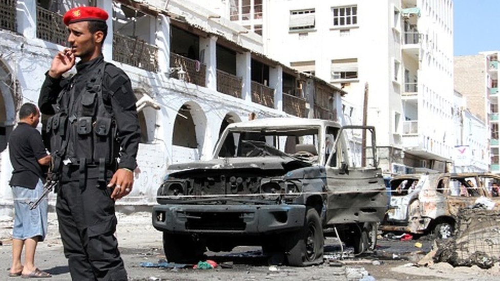 اليمن: انتحاري يفجر سيارة في مقر أمني بمدينة عدن