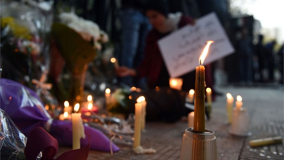 وقفة بالشموع أمام السفارة الإيطالية بالقاهرة حدادا على مقتل ريجيني