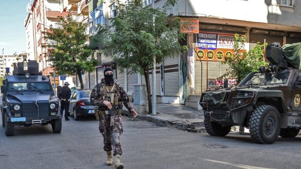 شنت فرق إدارة مكافحة الإرهاب بمديرية أمن إسطنبول حملات بعدة أحياء في المدينة