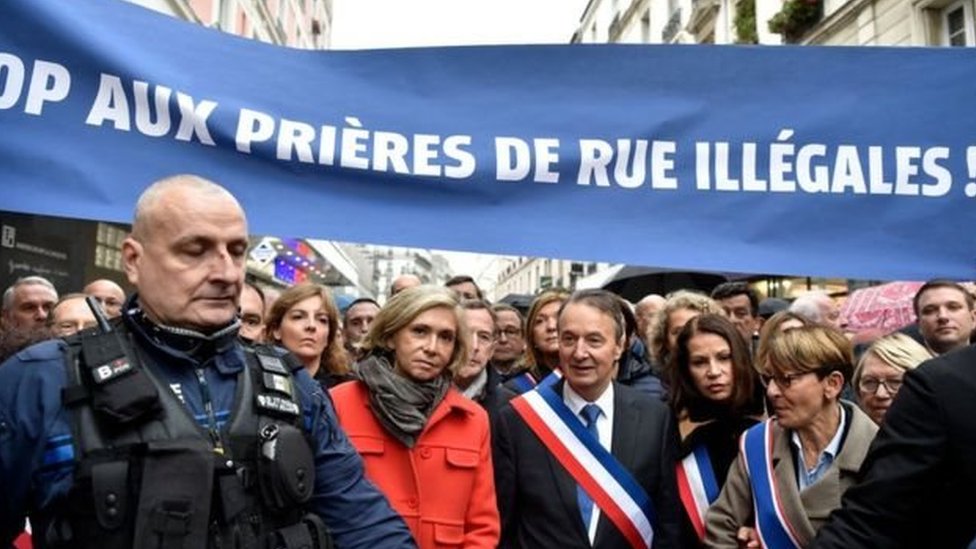 سياسيون فرنسيون يحتجون على صلاة المسلمين في الشارع