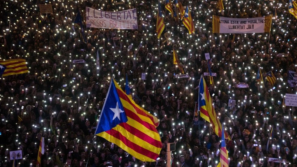 مظاهرات ضخمة في برشلونة للمطالبة بالإفراج عن السياسيين المعتقلين