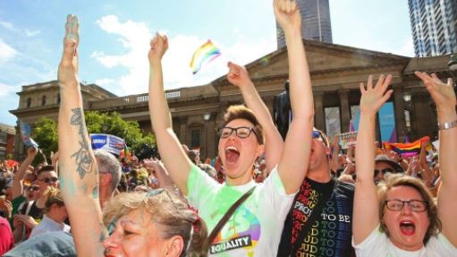 الأستراليون يؤيدون زواج المثليين