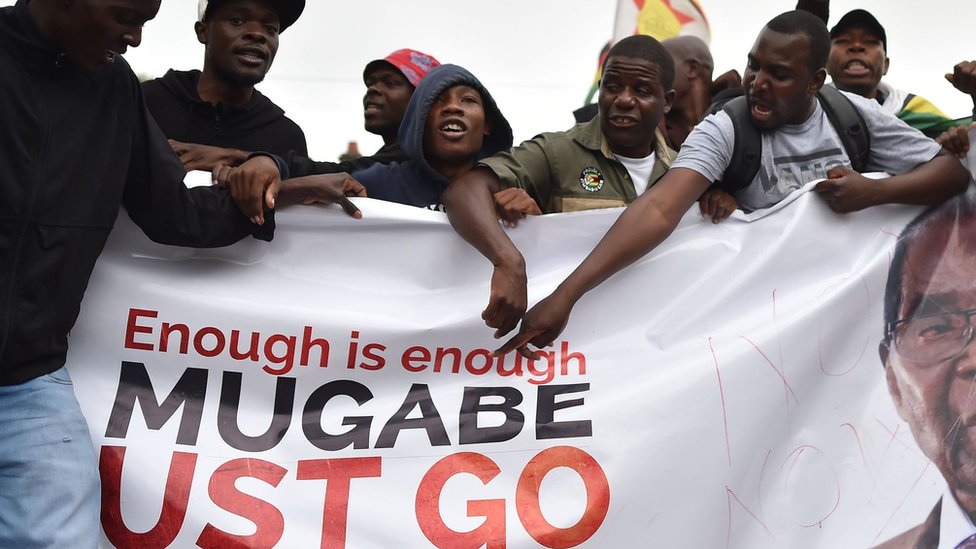 أزمة زيمبابوي: متظاهرون يحتشدون في احتجاجات ضد موغابي