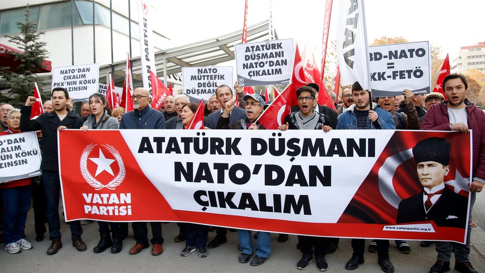 أتراك تظاهروا في أنقرة ضد الناتو وطالبوا بانسحاب تركيا من الحلف
