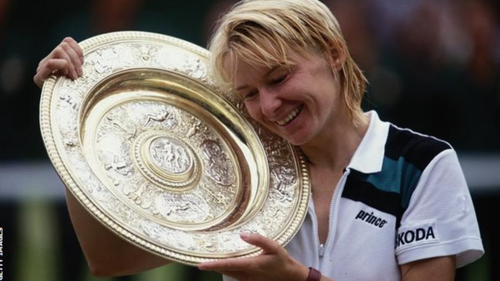 لاعبة التنس التشيكية وبطلة ويمبلدون يانا نوفوتنا توفيت عن 49 عاما.