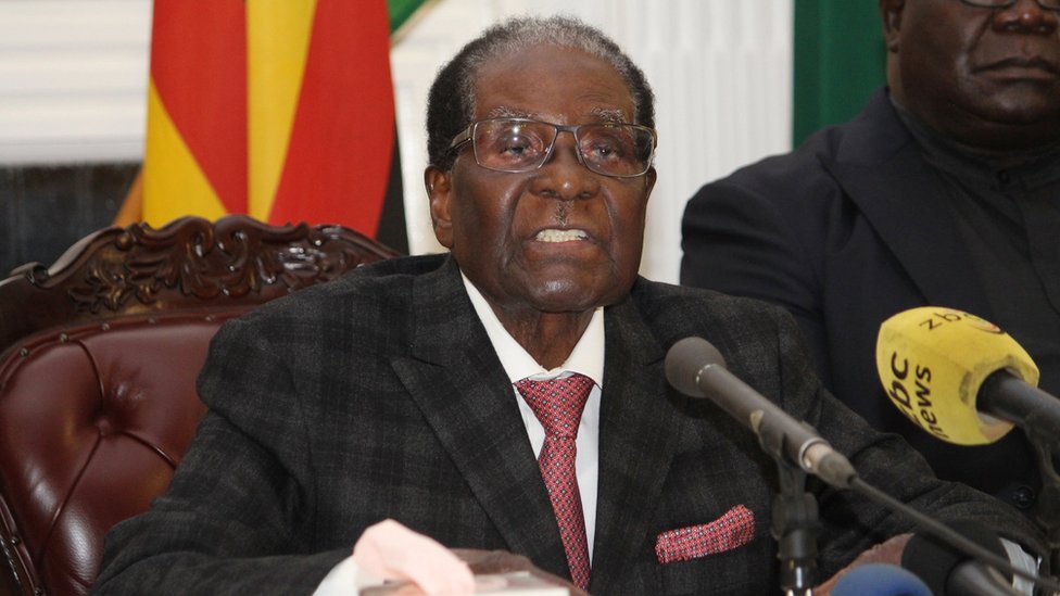 يتعرض موغابي لضغوط من الشعب والحزب الحاكم تطالبه بالاستقالة
