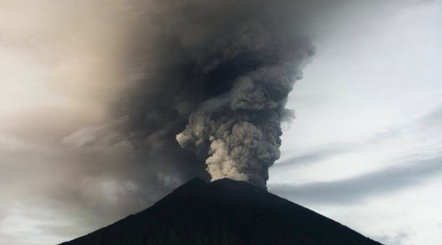 بركان بالي: السلطات الإندونسية قد تجلي بالقوة من لم يغادر منطقة الخطر