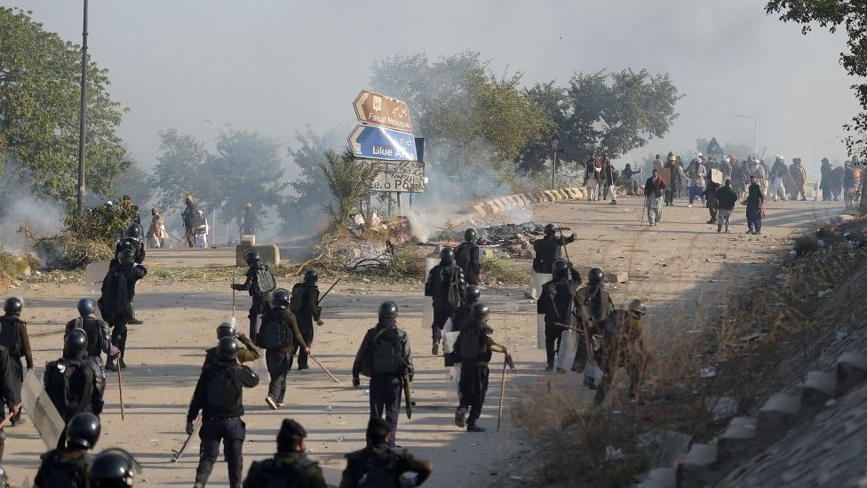 حكومة باكستان تطلب تدخل الجيش بعد اشتباكات بين الشرطة ومحتجين إسلاميين