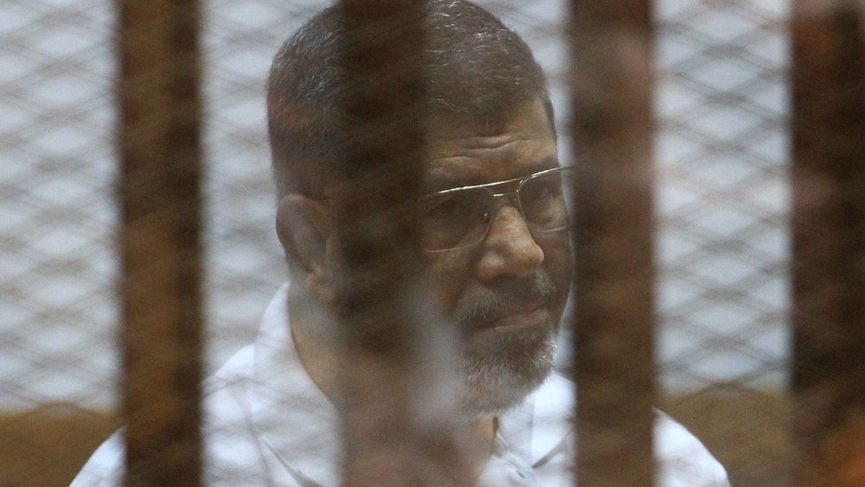 السلطات المصرية تصنف جماعة الإخوان المسلمين، التي ينتمي لها مرسي، 