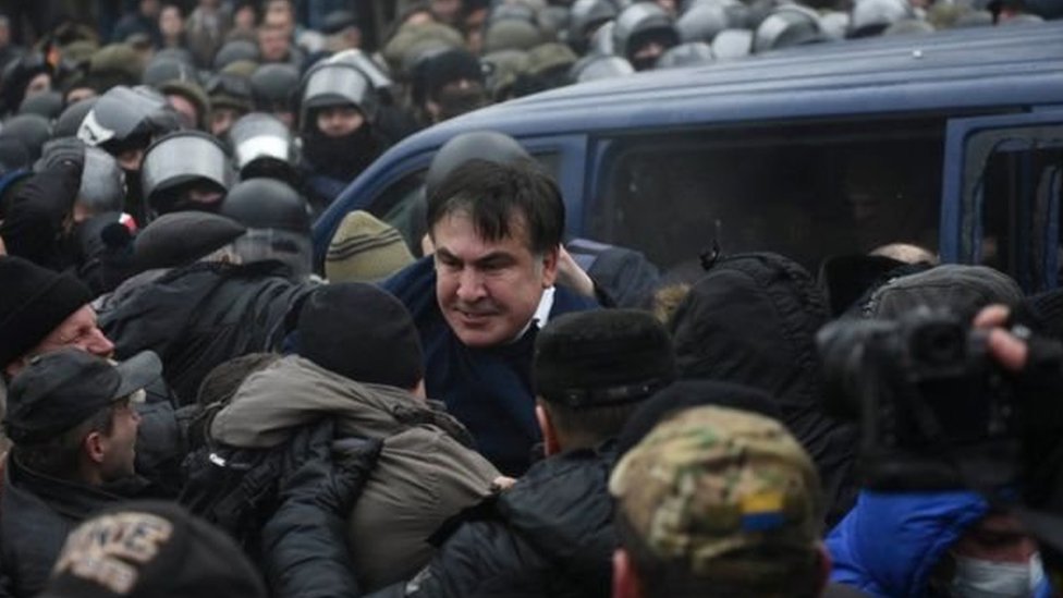 أنصار رئيس جورجيا السابق يحررونه من الشرطة الأوكرانية