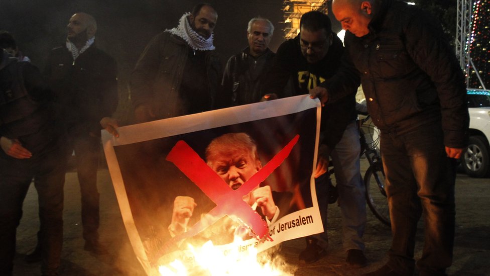 متظاهرون فلسطينيون يحرقون صورة ترامب