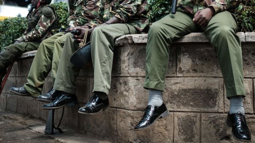 صفقة أحذية لضباط الشرطة في كينيا تكشف فساداً مالياً