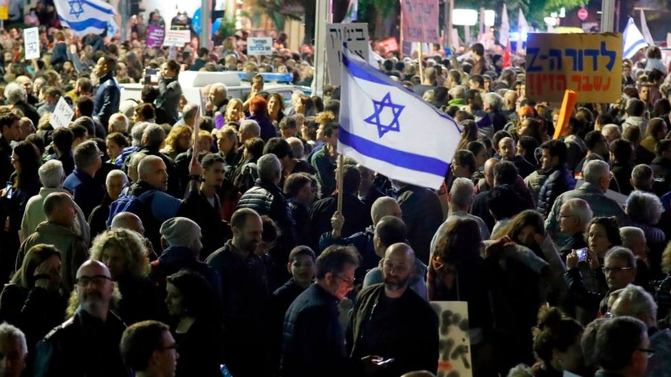 الآلاف يتظاهرون في تل أبيب ضد 