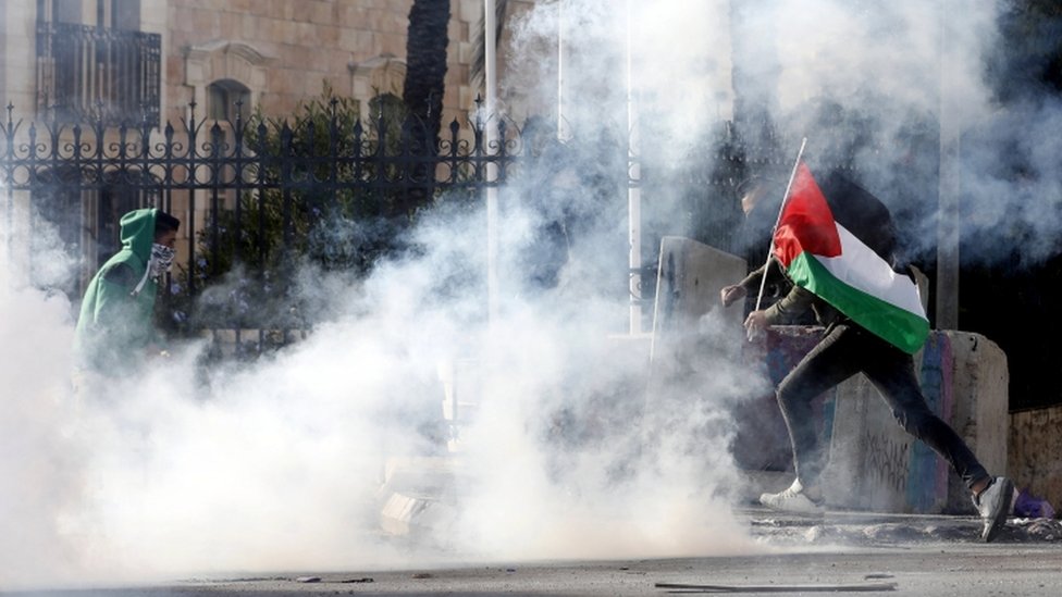 القوات الإسرائيلية أطلقت قنابل غاز مسيل للدموع على محتجين بالضفة الغربية