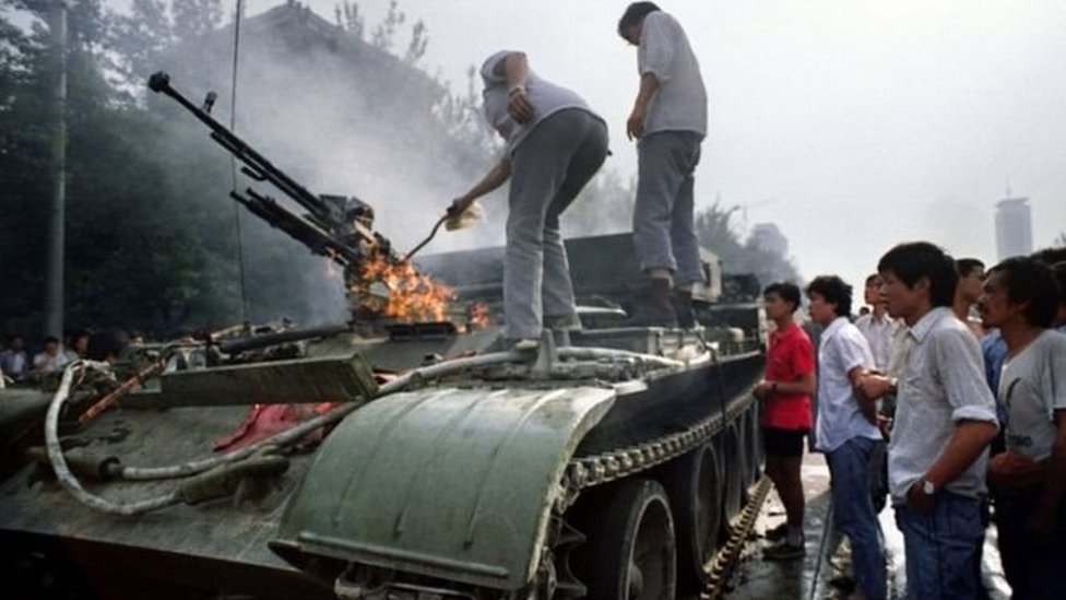 عربة مدرسة محترقة في ميدان السلام السماوي في بكين في 4 يونيو 1989