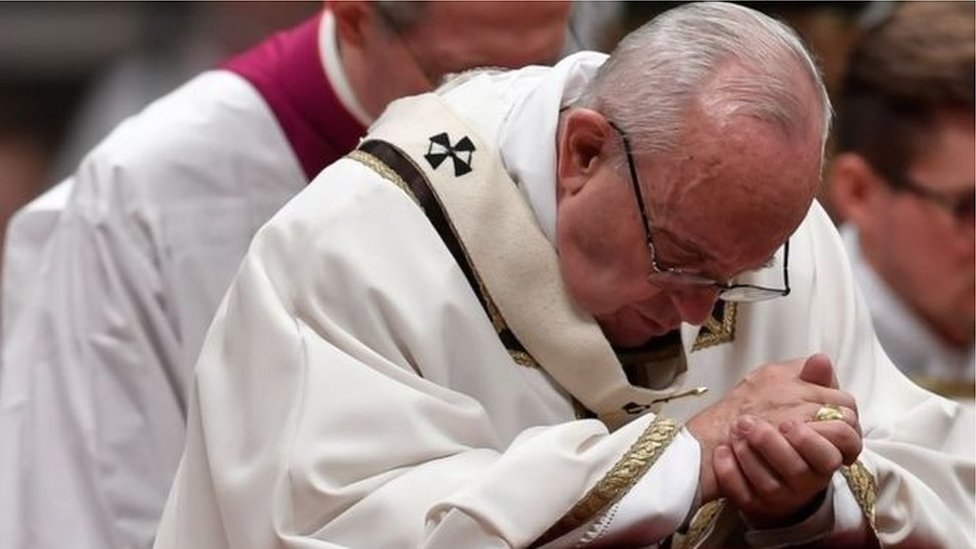 البابا فرنسيس يحث العالم على عدم تجاهل محنة اللاجئين في قداس ليلة الميلاد