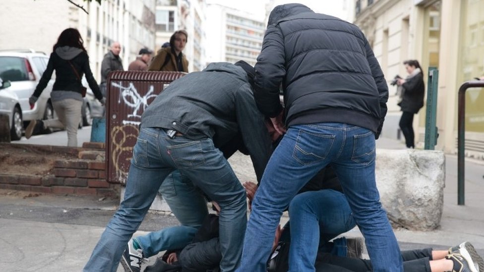 الشرطة الفرنسية تطلق الغاز على احتجاجات طلابية في باريس