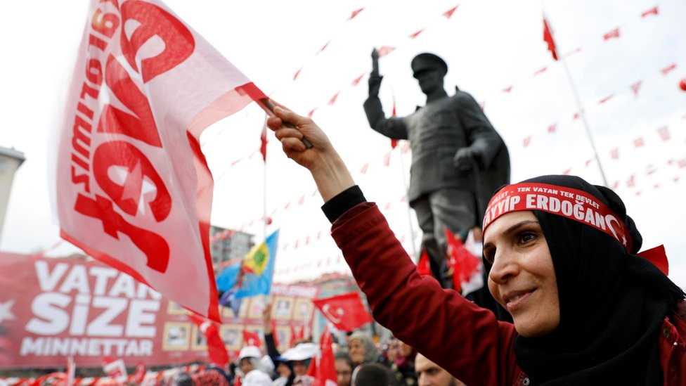 إردوغان يعتمد على نحو مليون و400 ألف تركي مقيمين في أوروبا في الاستفتاء