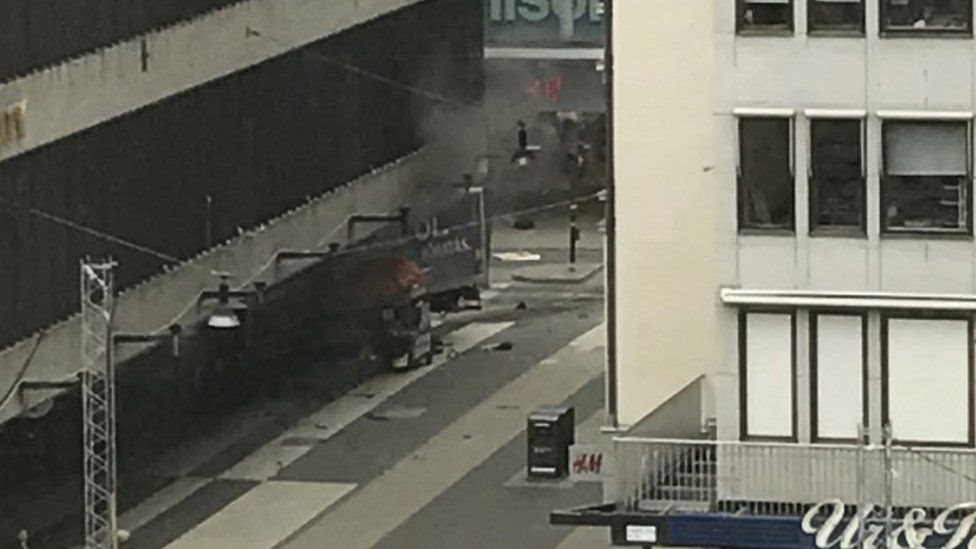 الشرطة السويدية تقول إنها تتعامل مع الحادث على أنه إرهابي