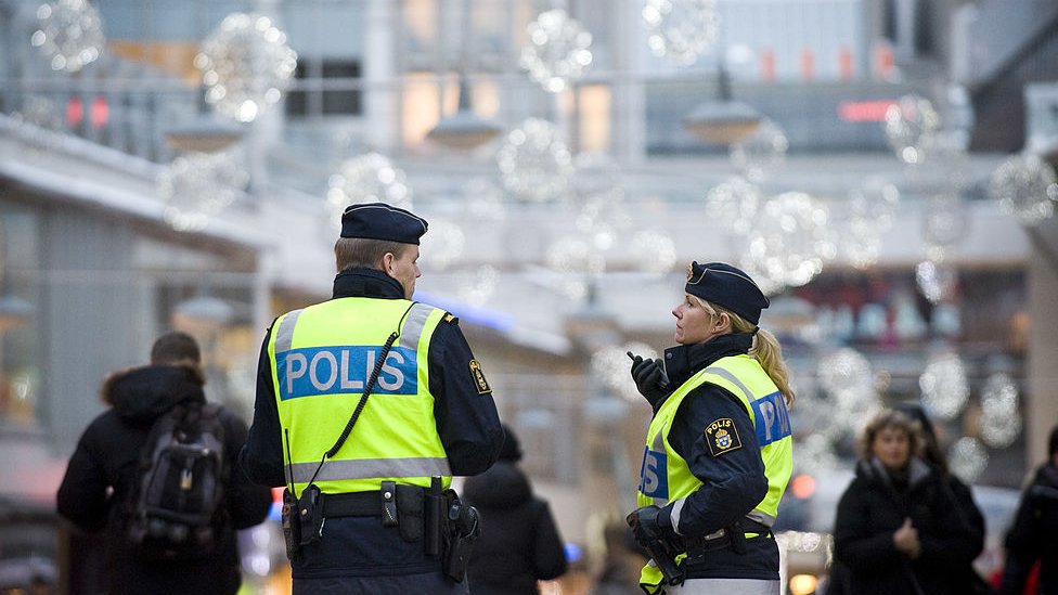 هجوم ستوكهولم: شاحنة مسروقة تقتل أربعة أشخاص في مركز تجاري مفتوح
