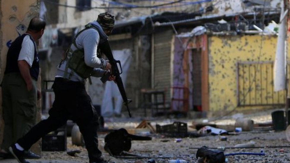 اندلعت الاشتباكات بعد انتشار مسلحي القوة الفلسطينية المشتركة في أحد أحياء المخيم
