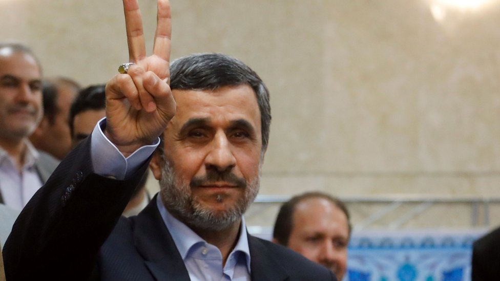 أحمدي نجاد يرفع علامة النصر بعد تسجيل اسمه في قائمة المرشحين للانتخابات الرئاسية في 19 من مايو/ آيار