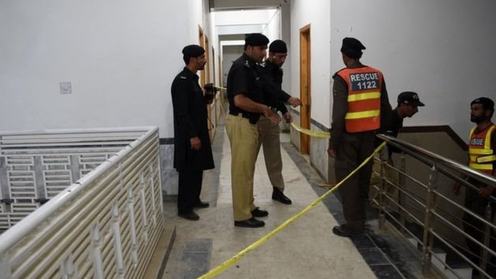 أغلقت الشرطة الحرم الجامعي لإحدى جامعات باكستان عقب مقتل طالب على يد زملائه
