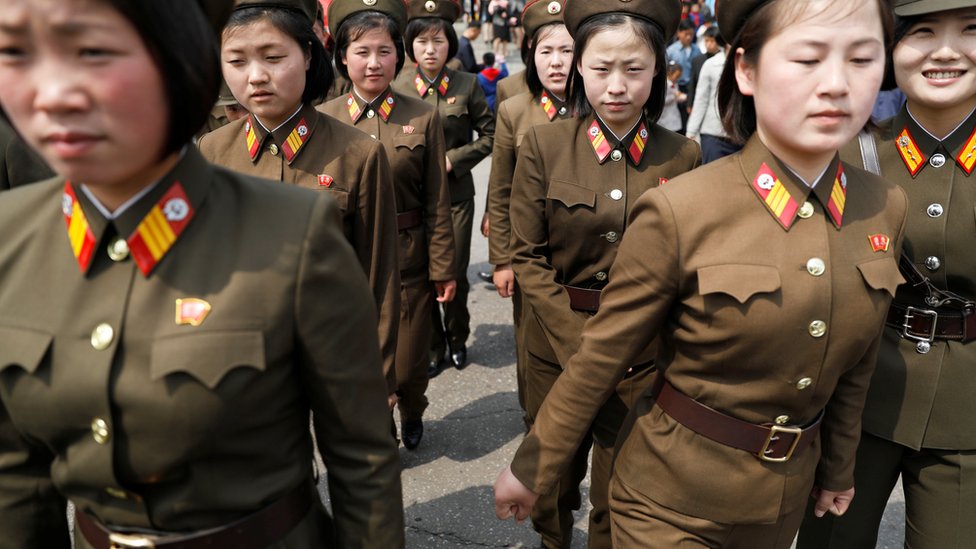 كوريا الشمالية نظمت استعراضا عسكريا لإحياء الذكرى 150 لميلاد مؤسس البلاد