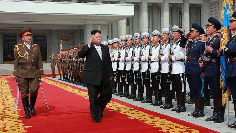 نظمت كوريا الشمالية يوم السبت عرضا عسكريا ضخما حضره زعيم البلاد