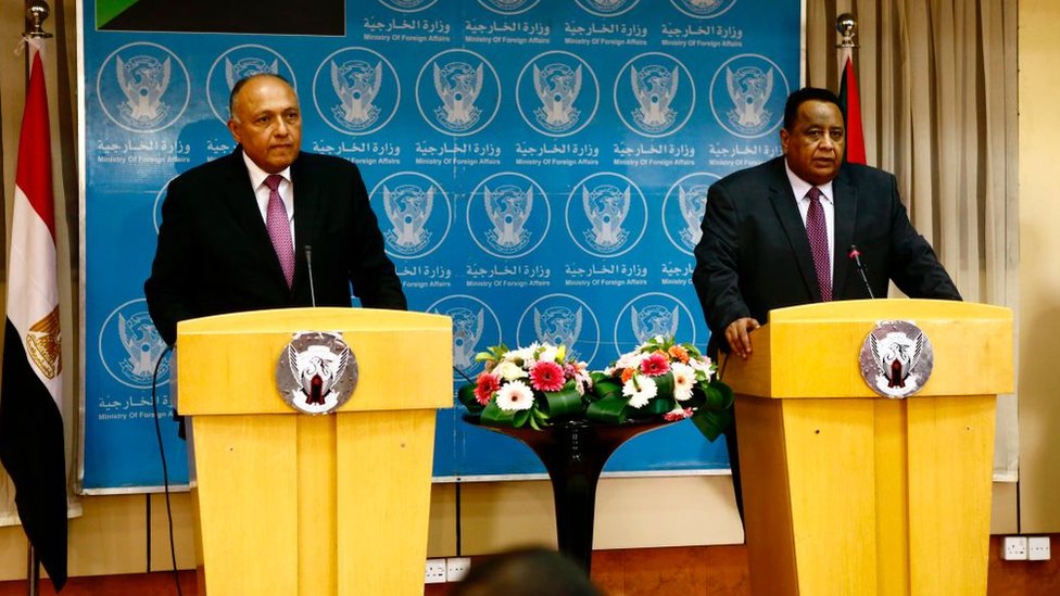 وزيرا خارجية مصر والسودان يبحثان في الخرطوم تهدئة التوتر بين البلدين