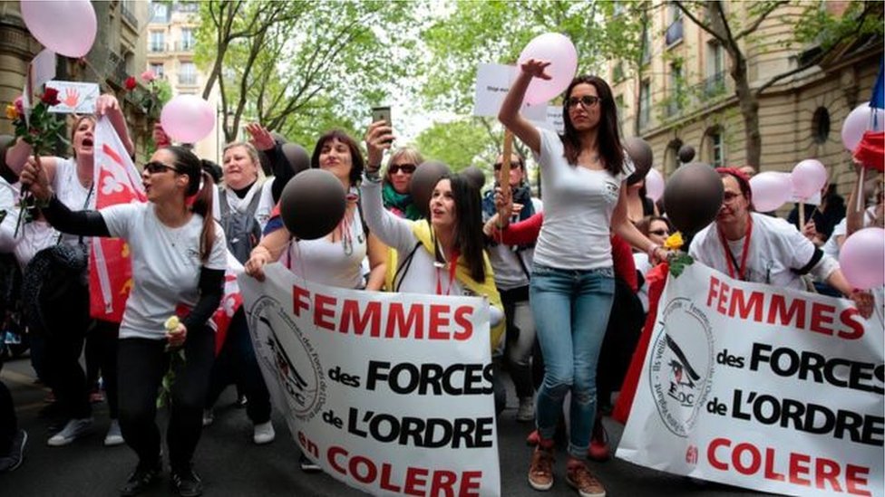 زوجات رجال الشرطة الغاضبات يتظاهرن في فرنسا احتجاجا على قتل وحرق ازواجهن