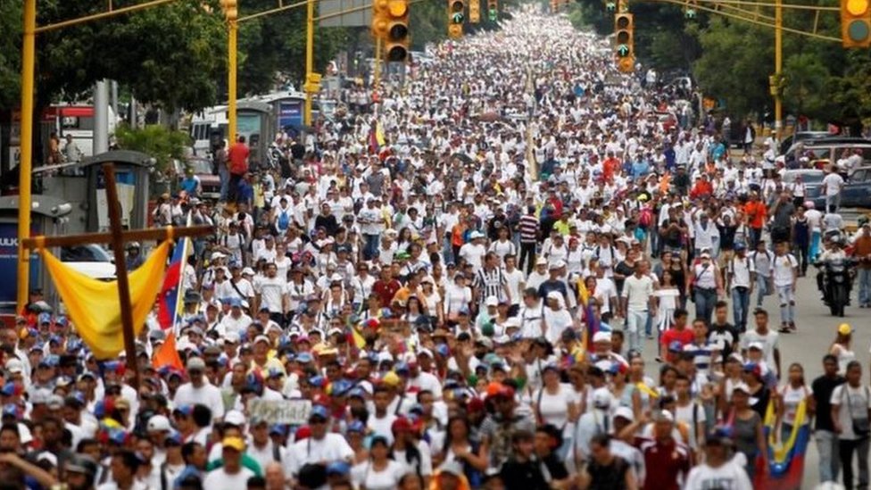 مسيرات صامتة في فنزويلا لتأبين قتلى التظاهرات الأخيرة