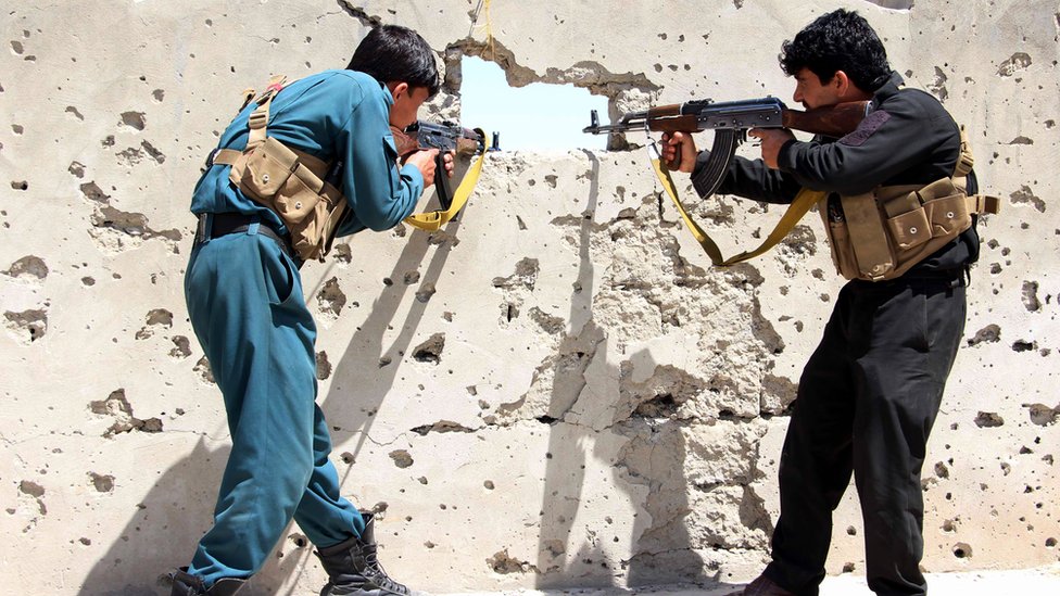مسلحون متنكرون من طالبان يقتلون العشرات من الجنود الأفغان