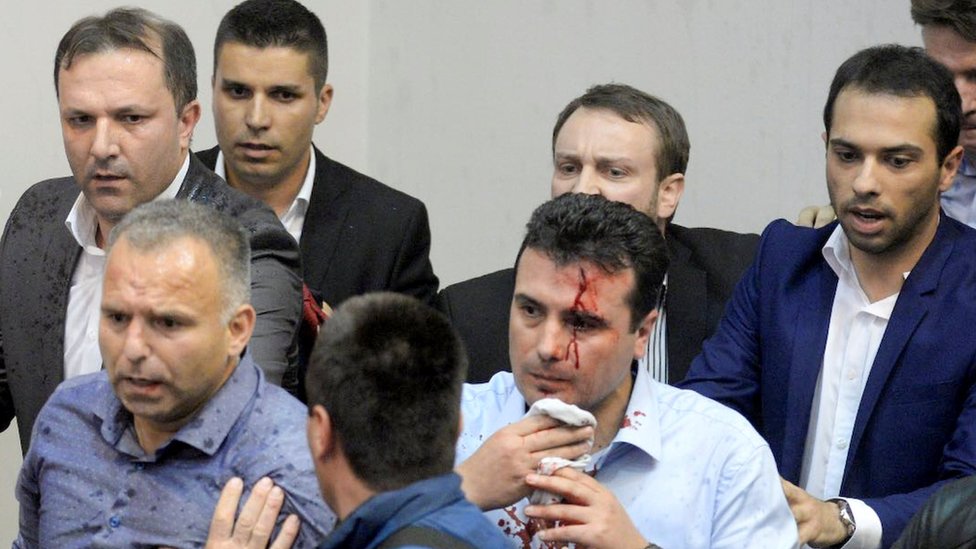 زوران زاييف رئيس الحزب الديمقراطي الاشتراكي في مقدونيا أصيب عقب اقتحام المتظاهرين للبرلمان