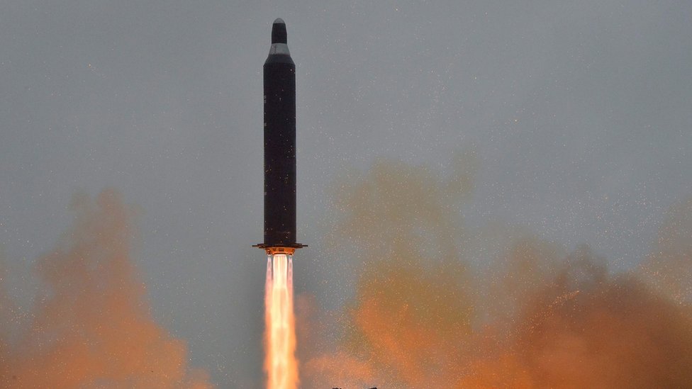 كوريا الشمالية تختبر صاروخا باليستيا